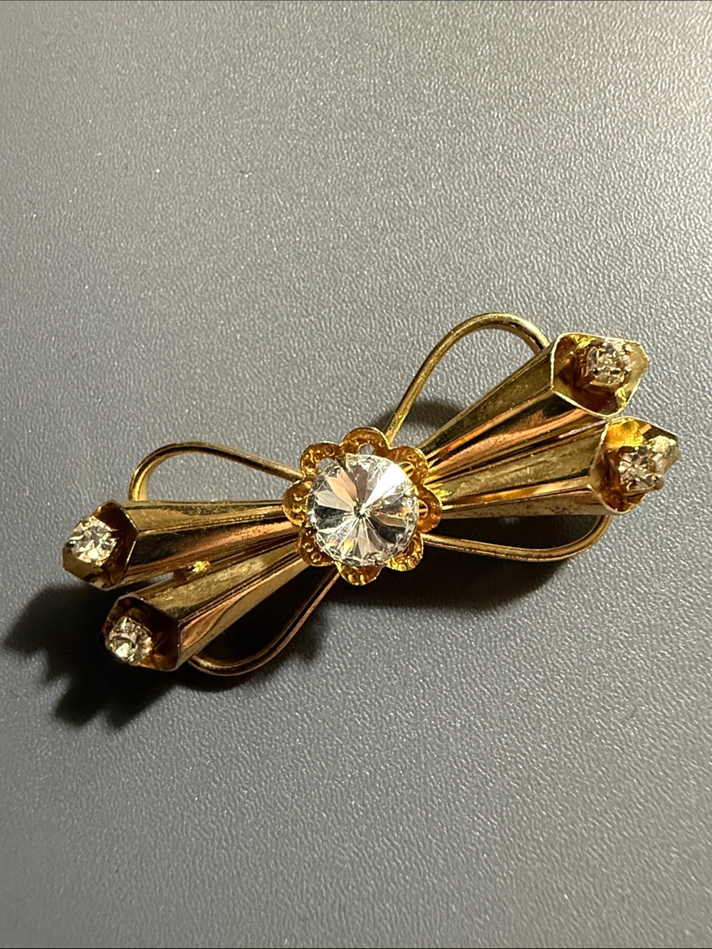 vintage gold tone bow-shaped bar brooch